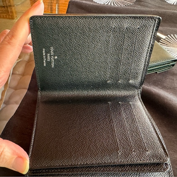 Louis Vuitton Epi Bifold Wallet, Portefeuille Koala Leather Noir, Mint Condition - Picture 9 of 13